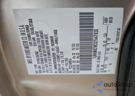 1999 Lincoln Town Car Signature z USA, uszkodzony, nr VIN 1LNHM82W2XY647028